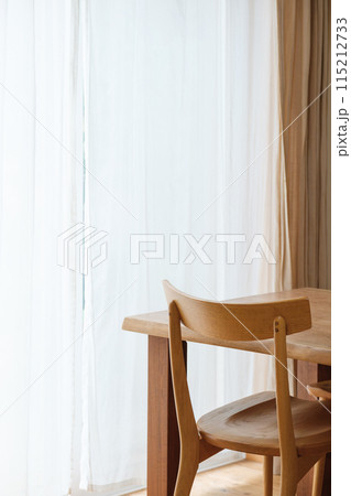 柔らかな午後の光が入るリビング 115212733