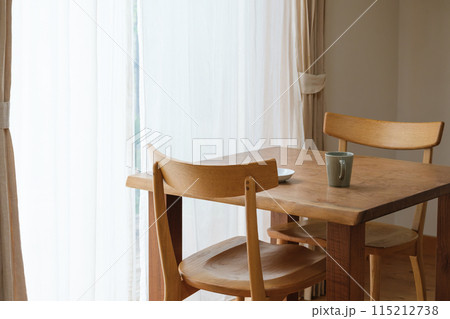 柔らかな午後の光が入るリビング 115212738