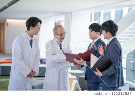 病院で笑顔で会話する男性医師と医薬情報担当者MR 病院で笑顔で会話する男性医師と医薬情報担当者MR 115212827