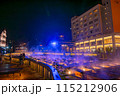 ライトアップされた夜の草津温泉湯畑 115212906