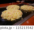 調理途中の鉄板で焼くお好み焼き 鶴橋風月 115213542
