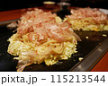 調理途中の鉄板で焼くお好み焼き 鶴橋風月 115213544