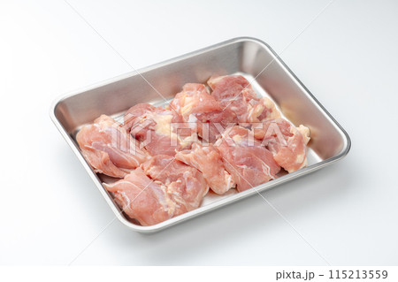 白背景に調理バットにはいった生の鶏もも肉 115213559