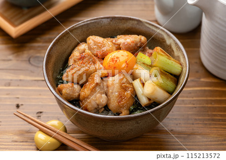 卵黄をのせた焼き鳥丼 115213572