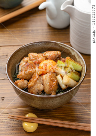 卵黄をのせた焼き鳥丼 115213573