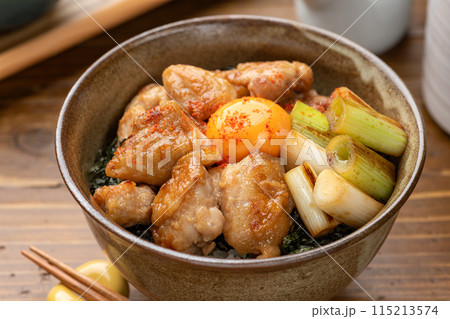 卵黄をのせた焼き鳥丼 115213574