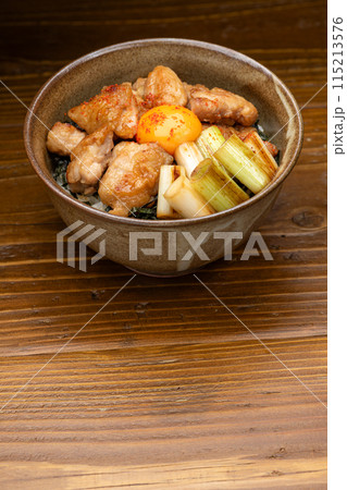 卵黄をのせた焼き鳥丼とコピースペース 115213576