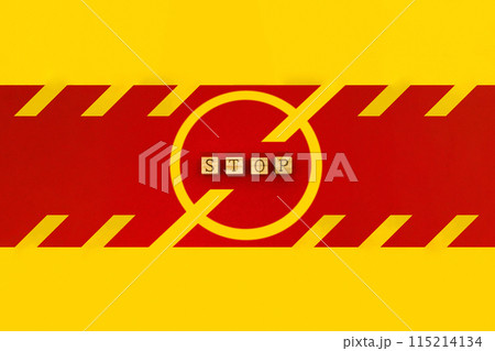 赤いラインにSTOPのアルファベットを並べた黄色い禁止マークの看板 115214134