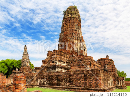Wat Ratchaburana temple is one of the famous temple in Ayutthaya, Thailand. Wat Ratchaburana temple is one of the famous temple in Ayutthaya, Thailand. 115214150