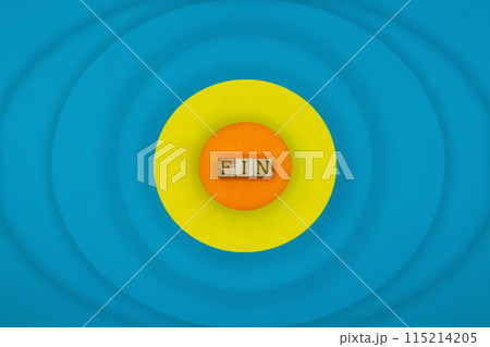 丸い黄色のFINの英語ブロックから波紋が広がる水色の背景 115214205