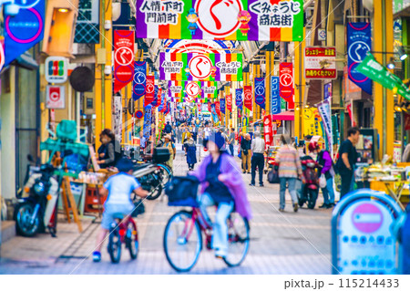 日本の横浜都市景観　買物客らで賑わう弘明寺かんのん通り商店街…車両進入禁止だが＝6月4日、16時3分 115214433