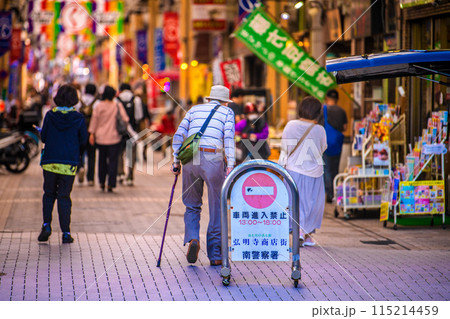 日本の横浜都市景観　買物客らで賑わう弘明寺かんのん通り商店街＝6月4日、16時4分 115214459