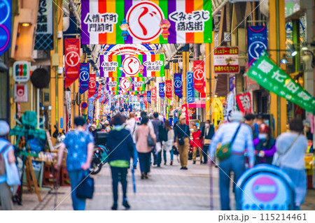 日本の横浜都市景観　買物客らで賑わう弘明寺かんのん通り商店街＝6月4日、16時4分 115214461