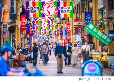日本の横浜都市景観 買物客らで賑わう弘明寺かんのん通り商店街=6月4日、16時4分 日本の横浜都市景観 買物客らで賑わう弘明寺かんのん通り商店街=6月4日、16時4分 115214470