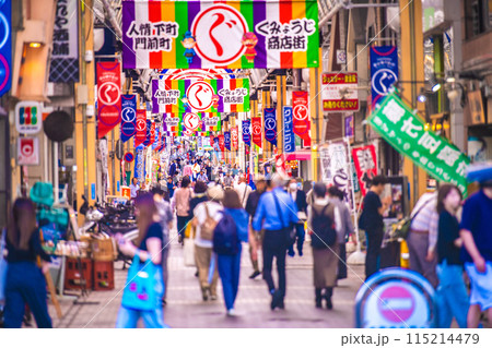 日本の横浜都市景観 買物客らで賑わう弘明寺かんのん通り商店街=6月4日、16時4分 日本の横浜都市景観 買物客らで賑わう弘明寺かんのん通り商店街=6月4日、16時4分 115214479