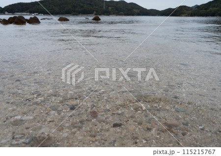 長崎県五島市の堂崎天主堂キリシタン資料館の前の海 115215767