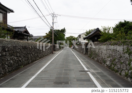 長崎県五島市の武家屋敷通りの風景 115215772