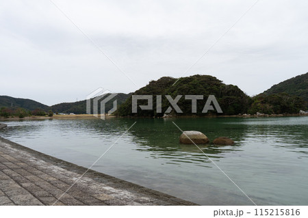 長崎県五島市の堂崎天主堂キリシタン資料館の前の海 115215816