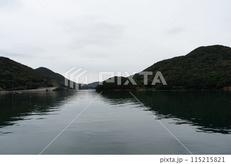 長崎県五島市の堂崎天主堂キリシタン資料館の前の海 長崎県五島市の堂崎天主堂キリシタン資料館の前の海 115215821