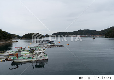 長崎県五島市の堂崎天主堂キリシタン資料館の前の海 115215824