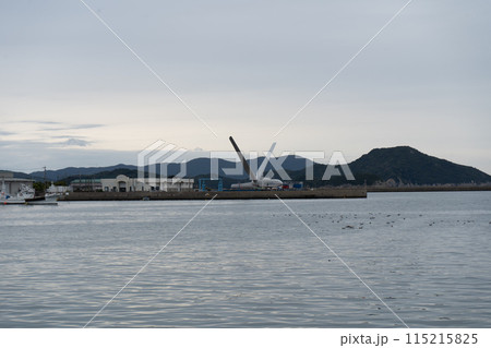 長崎県五島市の堂崎天主堂キリシタン資料館の前の海 115215825