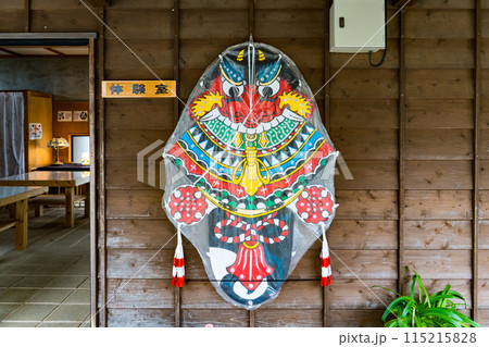 長崎県五島市の武家屋敷通りふるさと館に飾られたバラモン凧 115215828