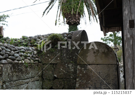 長崎県五島市の武家屋敷通りのこぼれ石 115215837