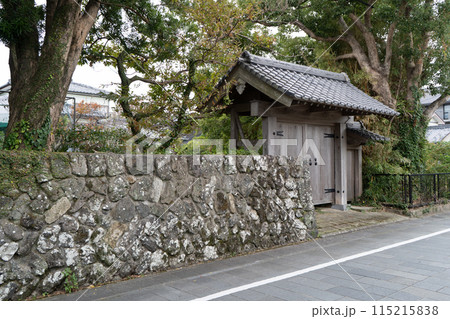 長崎県五島市の武家屋敷通りの風景 115215838