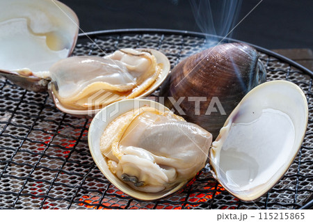 焼き蛤、桑名産の本蛤の焼き蛤、伝統的な和食 115215865