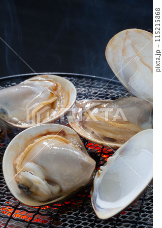 焼き蛤、桑名産の本蛤の焼き蛤、伝統的な和食 115215868