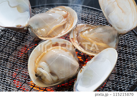 焼き蛤、桑名産の本蛤の焼き蛤、伝統的な和食 115215870
