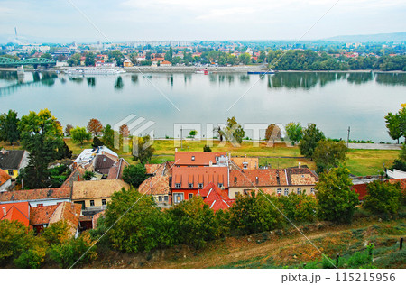 ハンガリーのエステルゴムからドナウ川対岸のスロバキアのストゥーロヴォを望む 115215956