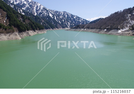 5月上旬の立山黒部アルペンルート 黒部ダムからの黒部湖の眺め 5月上旬の立山黒部アルペンルート 黒部ダムからの黒部湖の眺め 115216037