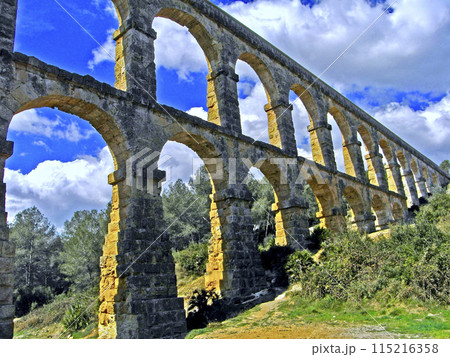 スペイン　タラゴナの考古遺跡群　古代ローマ時代の水道橋 115216358