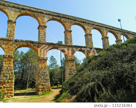 スペイン タラゴナの考古遺跡群 古代ローマ時代の水道橋 スペイン タラゴナの考古遺跡群 古代ローマ時代の水道橋 115216361