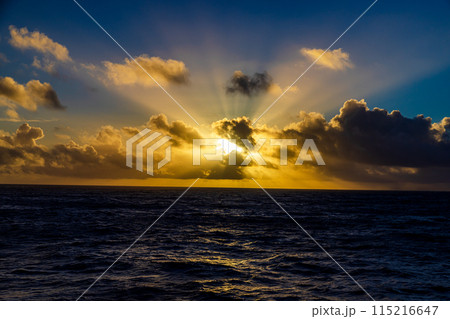 小笠原諸島 海に沈む夕日 小笠原諸島 海に沈む夕日 115216647