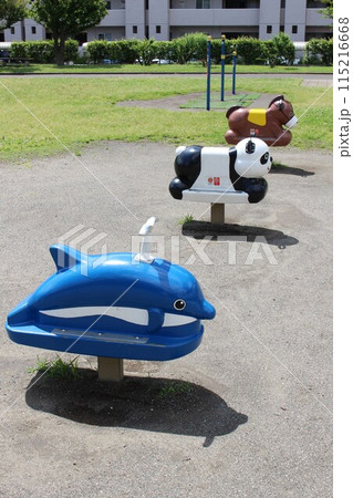公園のスイング遊具~イルカ、パンダ、ウマ 公園のスイング遊具~イルカ、パンダ、ウマ 115216668