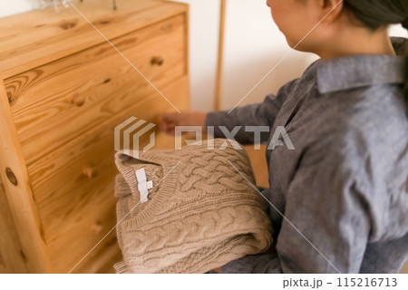 衣更えをする女性 115216713