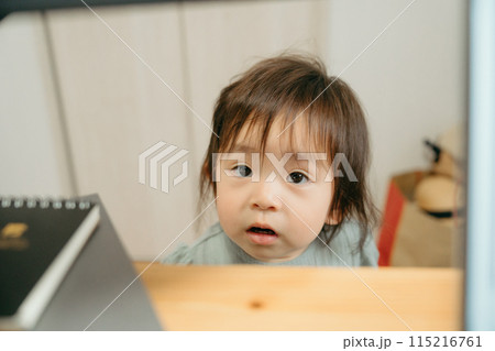 笑顔の子供 1歳児 115216761
