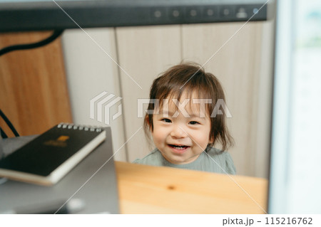 笑顔の子供 1歳児 115216762
