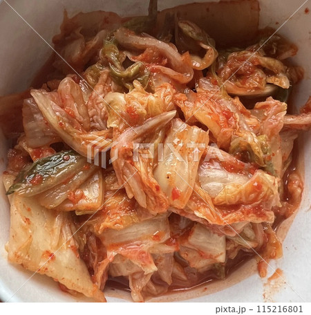 辛くておいしそうな本格派の手作りキムチ 115216801