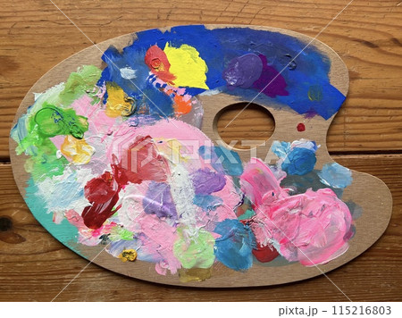 色とりどりの絵の具がたくさん付着したパレット 115216803