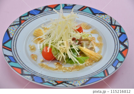 自家製ドレッシングで仕上げた季節の野菜サラダ 115216812