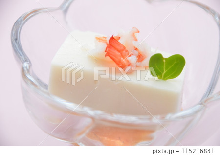 皿に盛られたエビと豆腐の冷製前菜 115216831