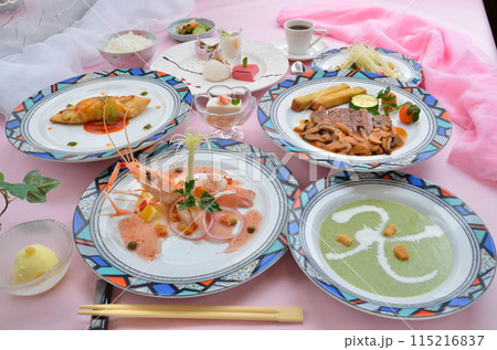 箸で味わうフレンチコース：洋食のエレガンスと和の調和 115216837