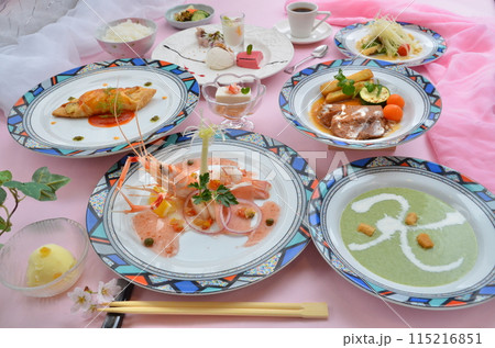 箸で味わうフレンチコース：洋食のエレガンスと和の調和 115216851