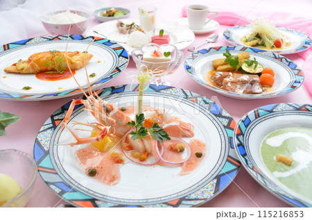 春の訪れを感じる彩り豊かな和洋折衷の料理を楽しむ 春の訪れを感じる彩り豊かな和洋折衷の料理を楽しむ 115216853