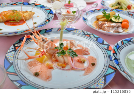 華やかなディナー:和洋折衷の料理を楽しむ 華やかなディナー:和洋折衷の料理を楽しむ 115216856