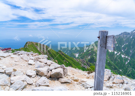 【山岳素材】夏の唐松岳・登山風景【長野県】 115216901