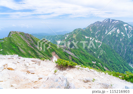 【山岳素材】夏の唐松岳・登山風景【長野県】 115216903